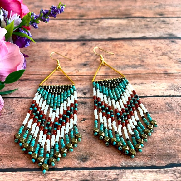 Triangle beaded earring - Picture 4 of 5